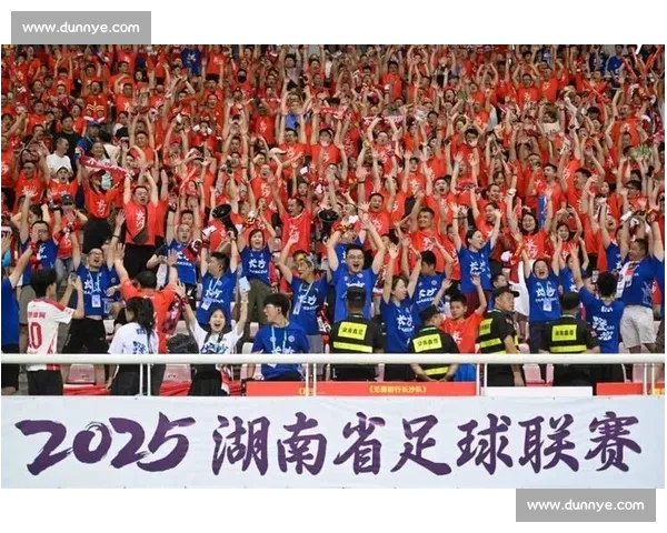 湘超揭幕战燃爆贺龙!4 万球迷人浪席卷全场 湘超揭幕战燃爆贺龙!4 万球迷人浪席卷全场