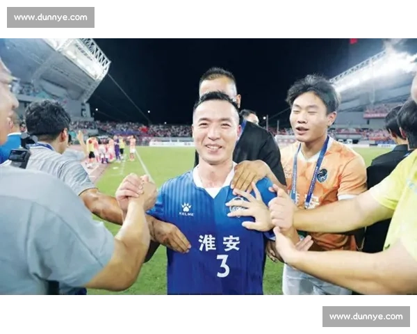 苏超 “西装主帅” 董松:江苏青训后卫的逆袭之路 苏超 “西装主帅” 董松:江苏青训后卫的逆袭之路